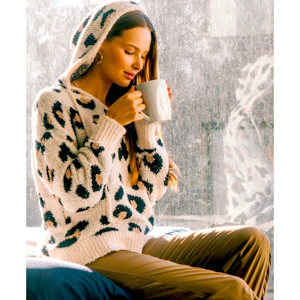 eopard printed soft sweater-cream
- V-neck
- Long sleeve
- Hooded